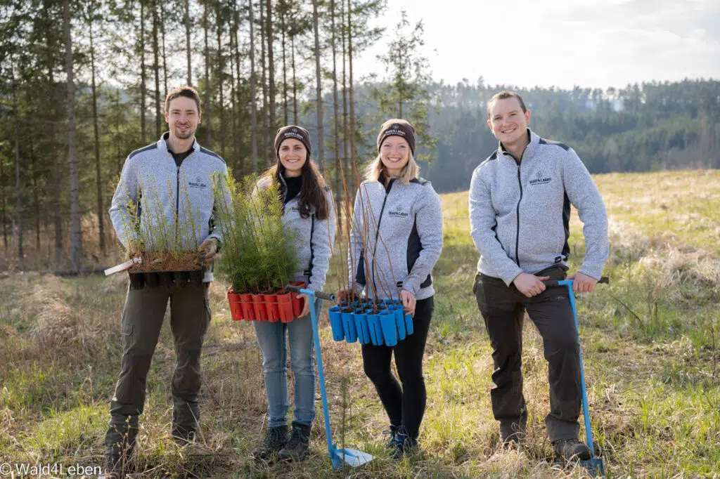 Wald4Leben präsentiert sich mit Setzstecher, Laub- und Nadelbäumen. Michael Poppinger, Nadja Fichtinger, Magdalena Reissig und Lukas Schmalzbauer
