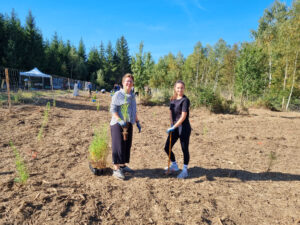 2 Frauen pflanzen Bäume in Niederösterreich